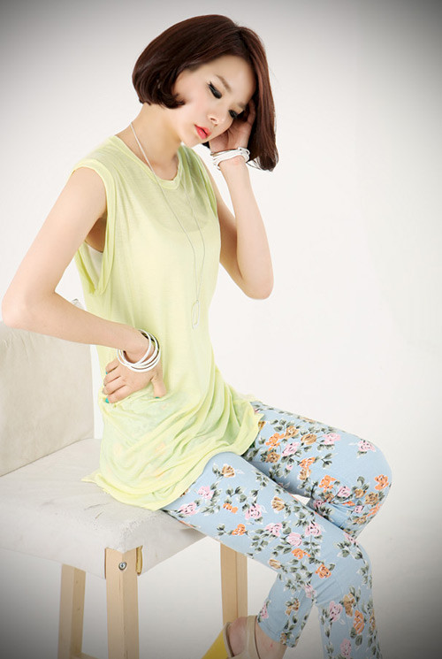 Hay đơn giản và cũng không kém phần hiện đại với quần jeans hoa và áo ba lỗ dáng dài.