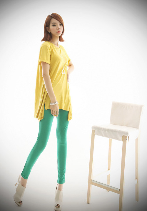 Bạn nên lựa chọn giày cao gót khi mặc trang phục kiểu này để tăng thêm chiều dài cho đôi chân.