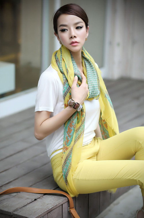 Hoặc trẻ trung với trang phục dạo phố quần kaki vàng và áo phông trắng.