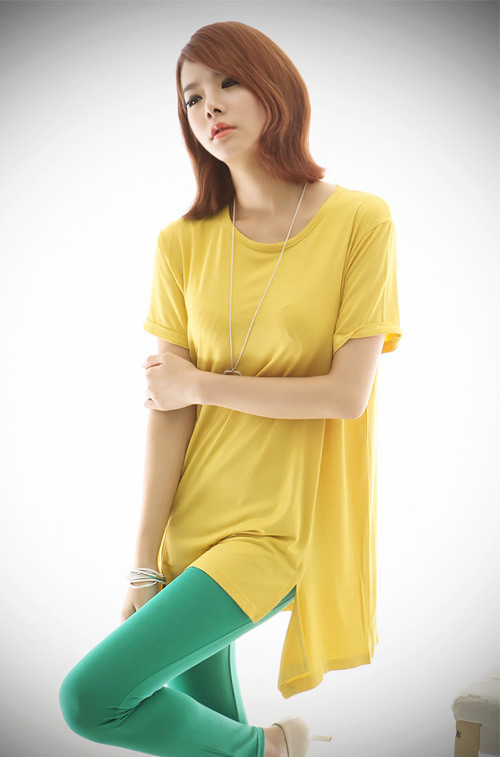 Xu hướng colour block vẫn thật bắt mắt với quần ôm sát màu xanh và áo phông vàng dáng dài.