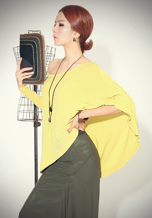 Bạn có thể mix chúng cùng kiểu váy thun maxi cho màu xanh rêu.