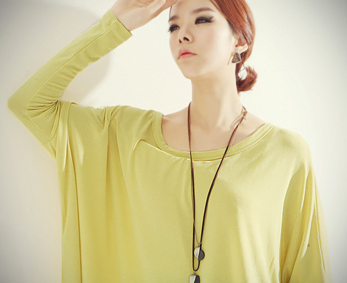 Áo phông cánh dơi thật sành điệu với tông màu vàng chanh tươi tắn.
