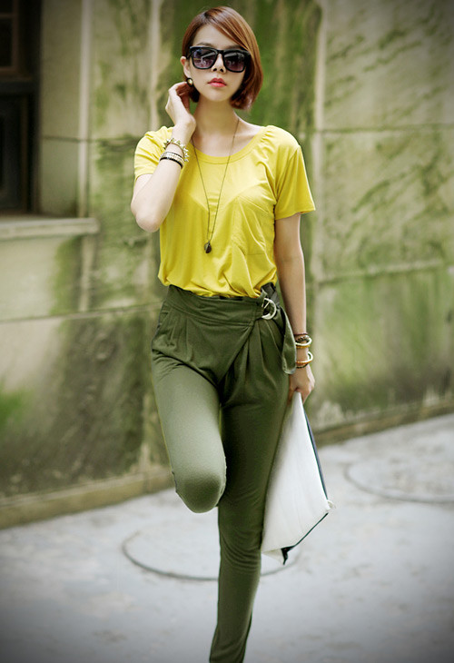 Nếu là cô gái cá tính, hẳn bạn sẽ không thể bỏ qua cách mix áo phông với quần kaki kiểu cách.