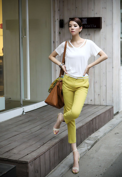 Chú ý cách mix màu giữa thắt lưng, sandal để có bộ cánh nổi bật.