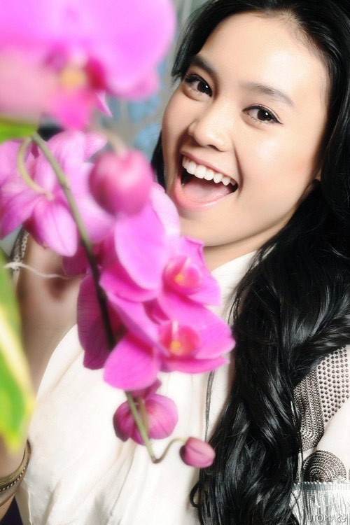 Nữ ca sĩ Lan Ngọc: Sau khi nổi tiếng nhờ nhân vật Nương trong bộ phim 'Cánh đồng bất tận', cuộc sống của cô gái 9x xinh đẹp vẫn vậy, không có gì khác biệt nhiều. Vẫn là một Lan Ngọc dễ mến, thích cà phê, vui chơi cùng bạn bè trong lớp và cảm giác ấm áp của bữa cơm gia đình. Khác chăng chỉ là cô ngày càng xinh đẹp và biết ăn mặc hợp mốt hơn mà thôi.