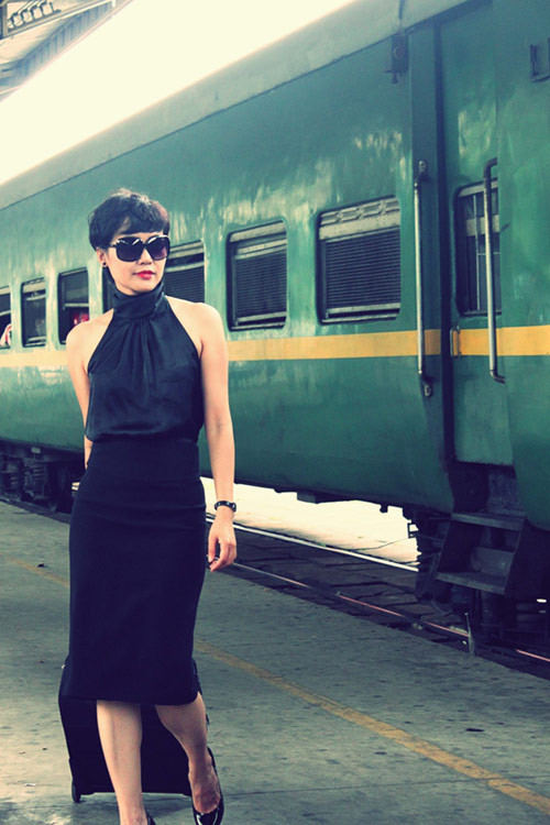 Diễn viên Hồng Ánh: Sở hữu đôi má lúm duyên dáng, Hồng Ánh từng bước khẳng định bản thân qua từng vai diễn và được công chúng cũng như các đồng nghiệp trong nghề ghi nhận. Tuy nhiên, khi quyết định bước lên xe hoa với nhà phê bình Nguyễn Thanh Sơn cũng là lúc cô bị tố "giật chồng". Song với bản lĩnh của mình, Hồng Ánh luôn nở nụ cười tươi rói khi được cánh nhà báo hỏi đến sự việc này. Ngoài ra, cuộc sống vợ chồng hạnh phúc của nữ diễn viên tài năng này đã đập tan tất cả tin đồn thất thiệt.