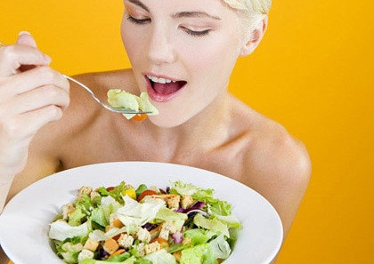 Thay vào đó hãy ăn thành nhiều bữa nhỏ trong ngày (nhiều hơn 3 bữa). Bằng cách này, bạn vẫn cảm thấy no mà lại tạo điều kiện để cơ thể đốt cháy được hết lượng calo bạn hấp thụ vào cơ thể. Thay vào đó hãy ăn thành nhiều bữa nhỏ trong ngày (nhiều hơn 3 bữa). Bằng cách này, bạn vẫn cảm thấy no mà lại tạo điều kiện để cơ thể đốt cháy được hết lượng calo bạn hấp thụ vào cơ thể.