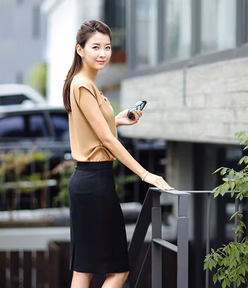 Xem thêm:Váy xẻ tà - "công cụ" đắc lực giúp Sao khoe dáng chuẩn, chân thon