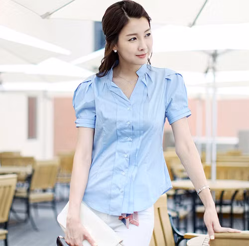 Áo sơ mi: Áo sơ mi là trang phục khá phổ biến phù hợp với nhiều hoàn cảnh, đồng thời cũng rất dễ phối hợp với quần âu, quần Jeans hoặc chân váy. Xem thêm:Váy xẻ tà - "công cụ" đắc lực giúp Sao khoe dáng chuẩn, chân thon