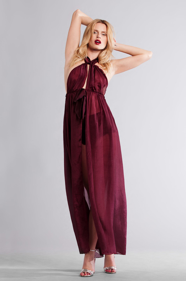 Váy choàng xinh, mang đến vẻ bí ẩn nhưng cũng cực kỳ quý phái cho người mặc.- Váy choàng xinh, mang đến vẻ bí ẩn nhưng cũng cực kỳ quý phái cho người mặc.-