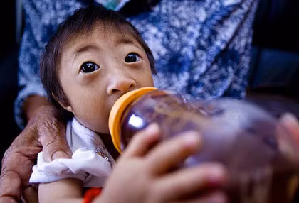 Dù vậy, với thân hình nhỏ bé của mình, Liang cũng gặp nhiều khó khăn trong việc di chuyển và chơi đùa cùng đám bạn. Mọi người đều tin rằng, Liang là cô bé nhỏ nhất thế giới.