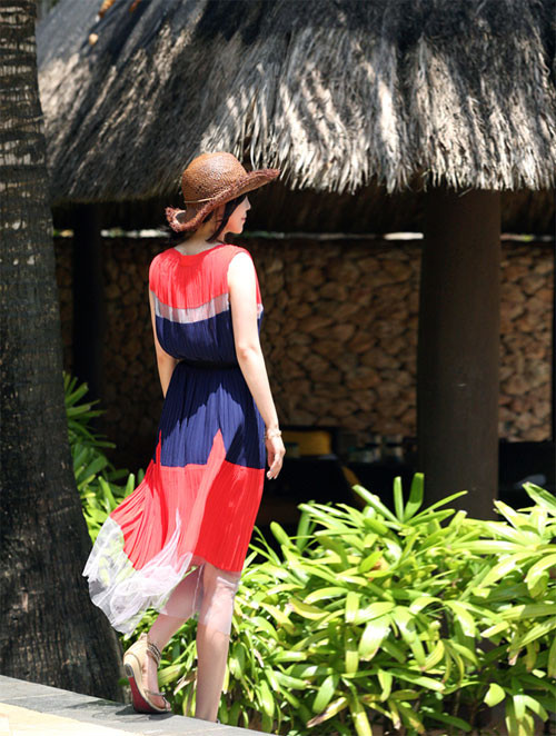 Xem thêm: Style đi biển cho cô nàng có vòng 1 khiêm tốn