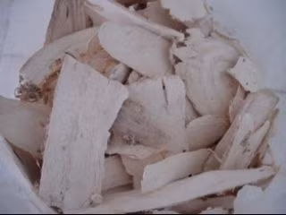 Trẻ nhỏ cảm lạnh, nôn mửa, đau đầu, quấy khóc: Sắn dây 30g giã nát, gạo tẻ 50g. Sắn dây sắc với 2 bát nước lớn, đun cạn còn 1 bát, chắt lấy nước nấu cháo với gạo, thêm chút gừng sống và mật ong, cho trẻ ăn trong ngày.