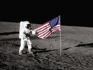 Nhà du hành vũ trụ cắm cờ Mỹ trên Mặt Trăng. (Nguồn: Corbis) Nhà du hành vũ trụ cắm cờ Mỹ trên Mặt Trăng. (Nguồn: Corbis)
