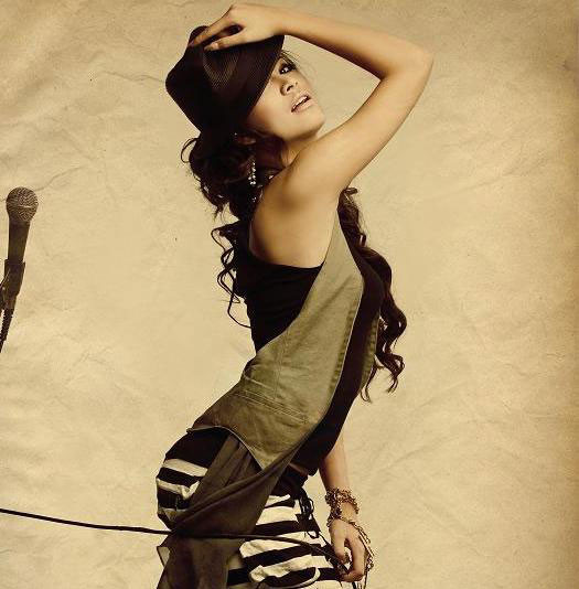 Hoàng Thùy Linh nóng bỏng trong bộ trang phục và mũ phớt.