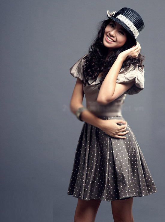 Kiều Khanh duyên dáng với chiếc váy chấm bi và chiếc mũ phớt màu đen.