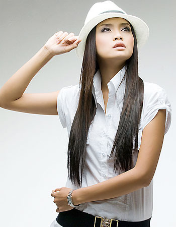 Vũ Thu Phương trắng tinh khôi với váy, áo và mũ phớt.