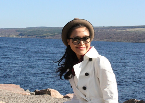 Thùy Dung trẻ trung với mũ phớt đi biển. Xem thêm: Chọn mũ hè thời trang và sành điệu như Sao