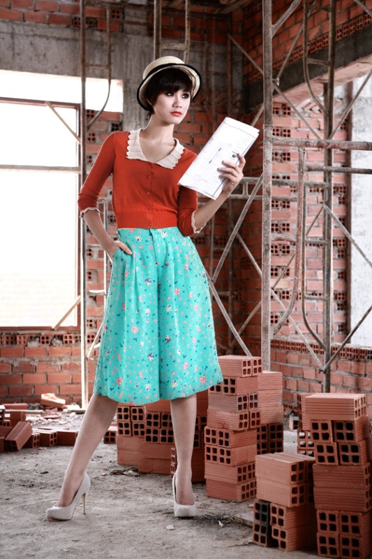 Trà My rất phong cách với mũ phớt.