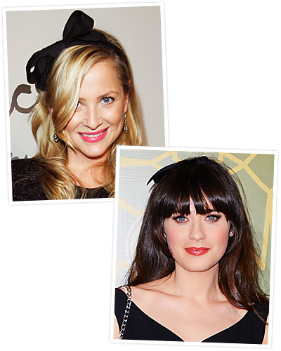 Bờm có nơ dành cho những ai thích phong cách công chúa, đặc biệt cho những mái tóc dài. Với kiểu nơ to có thể buộc lệch trên tóc hoặc đặt nơ chính giữa đầu nếu nơ nhỏ. Kiểu băng đô này giúp cho Zooey Deschanel (ảnh dưới) và Jessica Capshaw (ảnh trên) trở nên đáng yêu. Xem thêm:Mỹ nhân Hollywood: Dáng đẹp tự nhiên "chuẩn không cần chỉnh" Bờm có nơ dành cho những ai thích phong cách công chúa, đặc biệt cho những mái tóc dài. Với kiểu nơ to có thể buộc lệch trên tóc hoặc đặt nơ chính giữa đầu nếu nơ nhỏ. Kiểu băng đô này giúp cho Zooey Deschanel (ảnh dưới) và Jessica Capshaw (ảnh trên) trở nên đáng yêu. Xem thêm:Mỹ nhân Hollywood: Dáng đẹp tự nhiên "chuẩn không cần chỉnh"