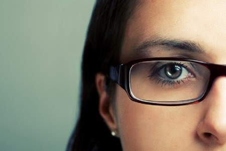 Số đo thị lực: Thị lực của mỗi người sẽ có dấu hiệu giảm dần khi tuổi tác tăng lên nhưng đôi khi bạn không nhận ra. Bạn cần thường xuyên kiểm tra mắt 2-4 năm/lần trước 40 tuổi và 3 năm/lần trước khi bạn 54 tuổi và nên khám thường xuyên hơn nếu bạn nhiều tuổi hơn để kịp thời phát hiện các bệnh về mắt. Không những thế thị lực thay đổi còn phản ánh các vấn đề khác về sức khỏe. Số đo thị lực: Thị lực của mỗi người sẽ có dấu hiệu giảm dần khi tuổi tác tăng lên nhưng đôi khi bạn không nhận ra. Bạn cần thường xuyên kiểm tra mắt 2-4 năm/lần trước 40 tuổi và 3 năm/lần trước khi bạn 54 tuổi và nên khám thường xuyên hơn nếu bạn nhiều tuổi hơn để kịp thời phát hiện các bệnh về mắt. Không những thế thị lực thay đổi còn phản ánh các vấn đề khác về sức khỏe.