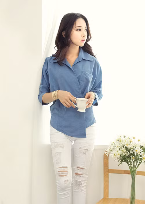 Kiểu quần jeans rách tông màu trắng rất thích hợp với bạn gái có cá tính và trẻ trung. Nếu kết hợp thêm một chiếc áo xanh bạn sẽ thực sự quyến rũ ở mọi lúc mọi nơi.