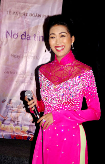 Nụ cười trật lợi của Phi Thanh Vân. Nụ cười trật lợi của Phi Thanh Vân.