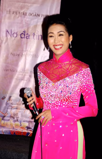 Nụ cười trật lợi của Phi Thanh Vân.