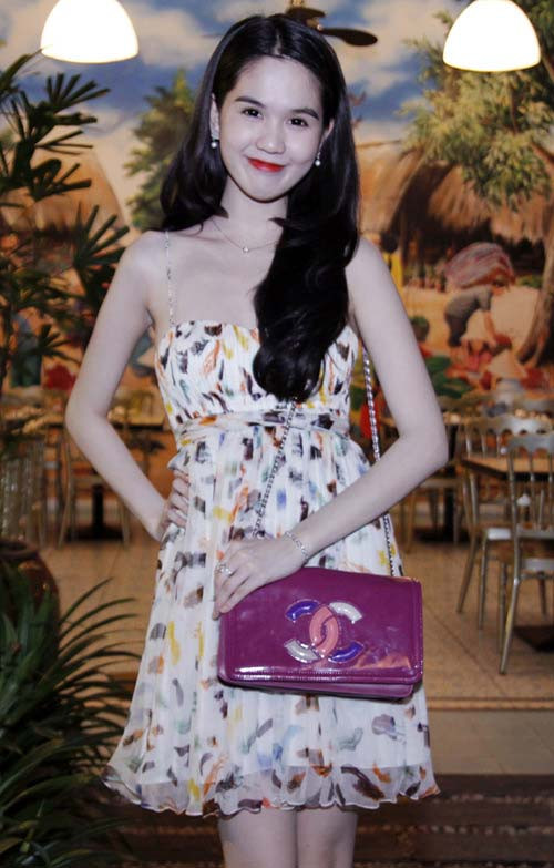 Nhưng vẫn thể hiện được nét quyến rũ, gợi cảm. Xem thêm: Ngọc Trinh “đọ” lưng cùng các mỹ nhân Việt, ai đẹp hơn? Nhưng vẫn thể hiện được nét quyến rũ, gợi cảm. Xem thêm: Ngọc Trinh “đọ” lưng cùng các mỹ nhân Việt, ai đẹp hơn?