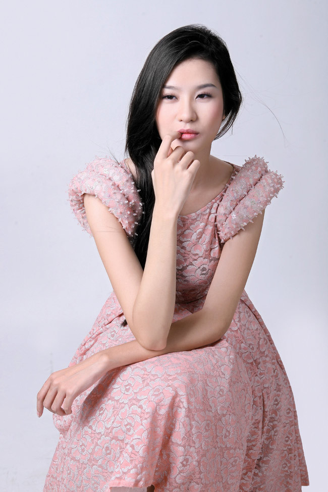 Vẻ đẹp khi Hà Phương không cười Vẻ đẹp khi Hà Phương không cười