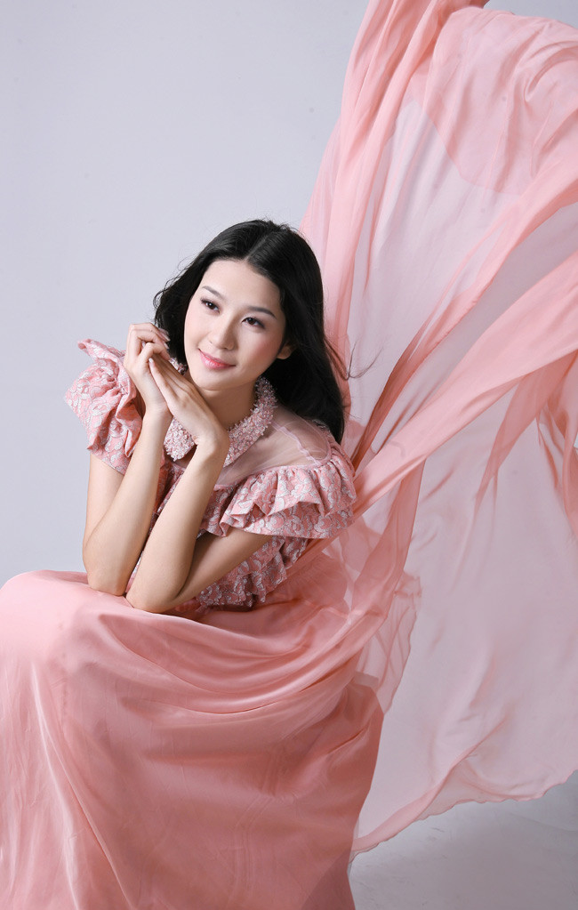 Hà Phương đẹp điệu đà với đầm hồng mềm mại... Hà Phương đẹp điệu đà với đầm hồng mềm mại...