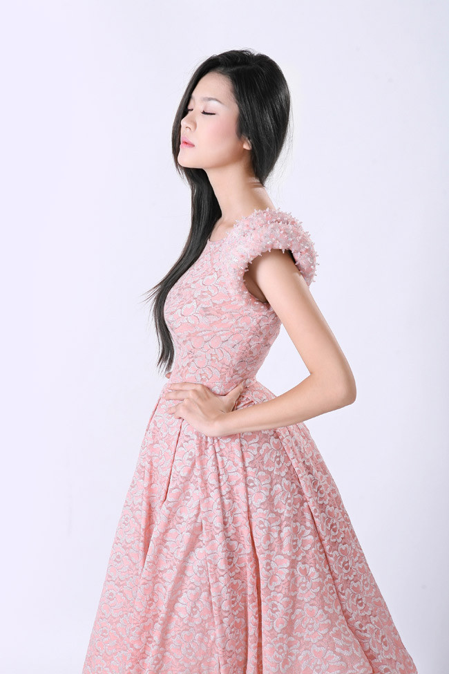 Hà Phương điệu đà khoe dáng bên chiếc váy hoa nhiều màu sắc. Hà Phương điệu đà khoe dáng bên chiếc váy hoa nhiều màu sắc.