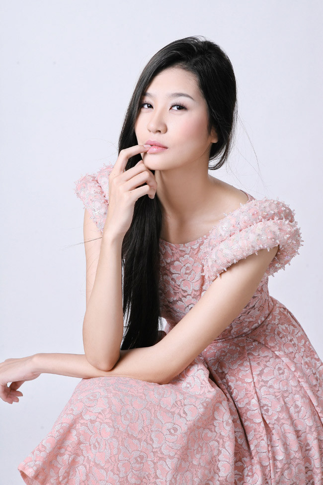 ...và một mái tóc đen, dài... ...và một mái tóc đen, dài...