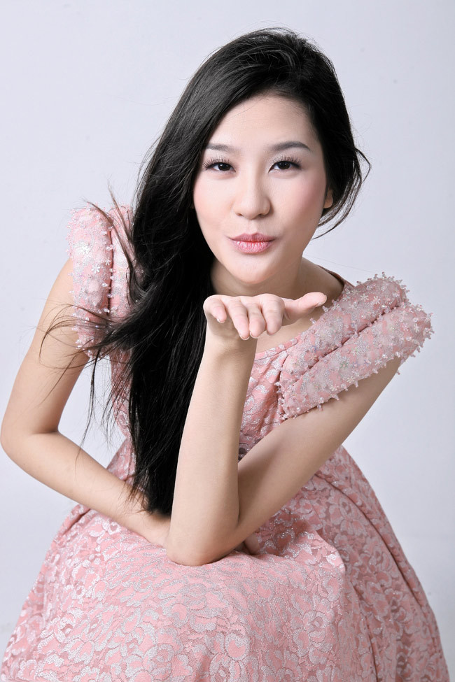 Khi nụ cười hé nở trên môi. Khi nụ cười hé nở trên môi.