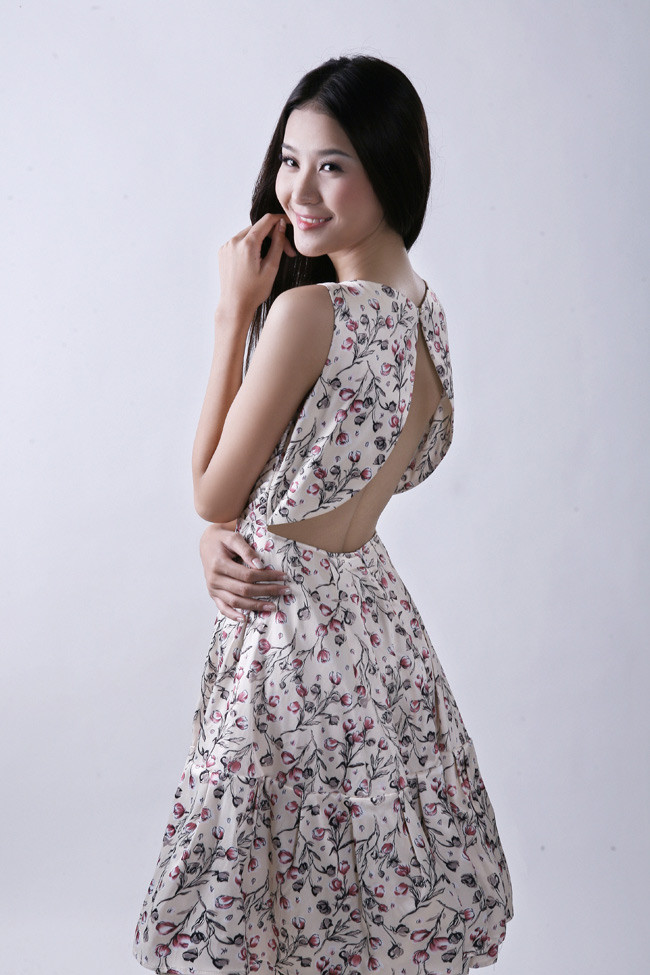 Khoe lưng ong thiếu nữ. Khoe lưng ong thiếu nữ.