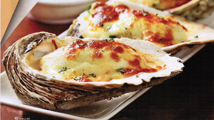 Hầu nấu đại táo, long cốt: Hàu 1kg, đại táo 10 quả, long cốt 30g, ngưu tất 15g, gừng tươi 10g, gia vị, nước đủ dùng. Hàu rửa sạch, luộc chín bỏ vỏ. Các vị thuốc trên rửa sạch cho vào túi vải buộc kín miệng. Đổ nước vào sắc trong vòng 25 phút rồi bắc xuống, bỏ túi vải thuốc ra. Hầu nấu đại táo, long cốt: Hàu 1kg, đại táo 10 quả, long cốt 30g, ngưu tất 15g, gừng tươi 10g, gia vị, nước đủ dùng. Hàu rửa sạch, luộc chín bỏ vỏ. Các vị thuốc trên rửa sạch cho vào túi vải buộc kín miệng. Đổ nước vào sắc trong vòng 25 phút rồi bắc xuống, bỏ túi vải thuốc ra.