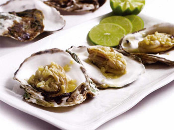 Sau đó cho thịt hàu, gừng tươi, hành vào nồi nước thuốc, đun thêm 25 phút nêm gia vị vào là được. Công dụng: bổ thận, tốt cho những người không thể xuất tinh, xuất tinh yếu. Sau đó cho thịt hàu, gừng tươi, hành vào nồi nước thuốc, đun thêm 25 phút nêm gia vị vào là được. Công dụng: bổ thận, tốt cho những người không thể xuất tinh, xuất tinh yếu.