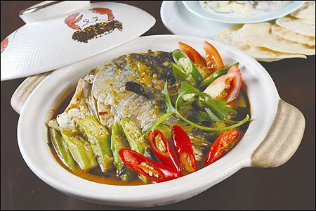 Canh sò, hoa hồng và đầu cá: Dùng cho người liệt dương: sò 50g, hoa hồng 6g, đầu cá chép 1 cái, đậu phụ 50g, gừng, hành, muối 5g mỗi loại. Rửa sạch sò, hoa hồng. Đầu cá bỏ mang, rửa sạch, bổ làm đôi. Gừng thái mỏng, hành cắt ngắn, đậu phụ cắt miếng khoảng 5cm. Canh sò, hoa hồng và đầu cá: Dùng cho người liệt dương: sò 50g, hoa hồng 6g, đầu cá chép 1 cái, đậu phụ 50g, gừng, hành, muối 5g mỗi loại. Rửa sạch sò, hoa hồng. Đầu cá bỏ mang, rửa sạch, bổ làm đôi. Gừng thái mỏng, hành cắt ngắn, đậu phụ cắt miếng khoảng 5cm.