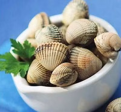 Bạch quả sò huyết: Bạch quả 20g, sò huyết 10g, đường phèn 15g. Bạch quả bỏ vỏ, bỏ tim, sò huyết sau khi ngâm bỏ tạp chất và gân, đường phèn đập giập. Cho bạch quả vào nồi, đổ vào 200ml nước, bỏ sò huyết, đường phèn vào. Đun sôi, vặn nhỏ lửa nấu cho đến khi bạch quả chín là được. Mỗi ngày một bát, ăn cả cái lẫn nước. Công dụng: ôn dương bổ phế, khử đờm dừng ho, hóa ẩm bình xuyễn.