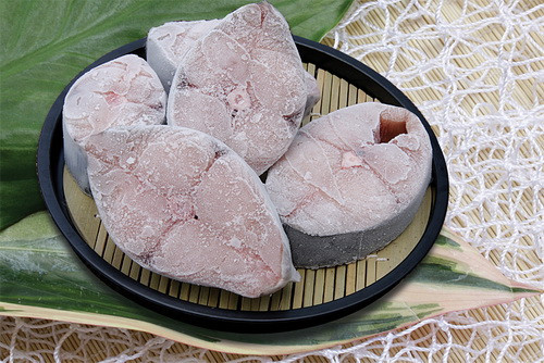 Tác dụng bổ dưỡng tạng phủ, ích khí kiện tỳ: Cá thu (200 g) làm sạch, bỏ ruột, cho cùng các vị thuốc như: Đảng sâm (15g), hoàng kỳ (200g), hoài sơn (15g), thêm gia vị hầm nhừ, sau bỏ bã thuốc.. Dùng cho các trường hợp tỳ vị hư, tiêu chảy dài ngày, phụ nữ huyết trắng, rong kinh, rong huyết, các trường hợp thoát vị, sa dạ dày, sa trực tràng, sa tử cung, suy kiệt thiểu dưỡng. Xem thêm: Top 10 thực phẩm cho răng khỏe đẹp Tác dụng bổ dưỡng tạng phủ, ích khí kiện tỳ: Cá thu (200 g) làm sạch, bỏ ruột, cho cùng các vị thuốc như: Đảng sâm (15g), hoàng kỳ (200g), hoài sơn (15g), thêm gia vị hầm nhừ, sau bỏ bã thuốc.. Dùng cho các trường hợp tỳ vị hư, tiêu chảy dài ngày, phụ nữ huyết trắng, rong kinh, rong huyết, các trường hợp thoát vị, sa dạ dày, sa trực tràng, sa tử cung, suy kiệt thiểu dưỡng. Xem thêm: Top 10 thực phẩm cho răng khỏe đẹp