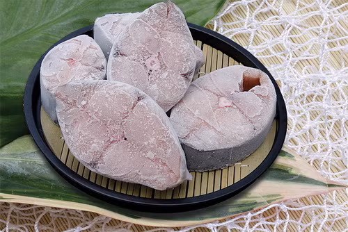 Tác dụng bổ dưỡng tạng phủ, ích khí kiện tỳ: Cá thu (200 g) làm sạch, bỏ ruột, cho cùng các vị thuốc như: Đảng sâm (15g), hoàng kỳ (200g), hoài sơn (15g), thêm gia vị hầm nhừ, sau bỏ bã thuốc.. Dùng cho các trường hợp tỳ vị hư, tiêu chảy dài ngày, phụ nữ huyết trắng, rong kinh, rong huyết, các trường hợp thoát vị, sa dạ dày, sa trực tràng, sa tử cung, suy kiệt thiểu dưỡng. Xem thêm: Top 10 thực phẩm cho răng khỏe đẹp