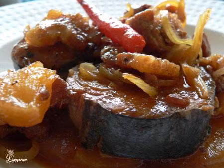 Cuối cùng, chia bún vào tô, trải ít miếng chả hấp lẫn chả chiên lên mặt bún, châm nước dùng cá thật nóng vào, trải hành ngò (thì là, gừng tuỳ ý) cắt nhỏ, rắc thêm tiêu, ớt chín, ngò trải trên mặt bún, món bún chả cá thường chỉ ăn kèm hành lá, hành củ sống hoặc trụng; nêm nước mắm nguyên chất chanh ớt tỏi và ăn nóng. Xem thêm: Top 10 thực phẩm cho răng khỏe đẹp