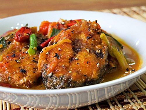 Để nồi nước dùng thêm hấp dẫn, dùng dầu ăn phi với ít hột điều, cho ra dầu màu rồi cho vào nồi nước dùng vừa đủ. Hành lá cắt khúc ngắn chừng ba bốn phân, tỉa hoa và hành củ cắt lát mỏng, để riêng. Hành lá, ngò, lá thì là cắt nhỏ để riêng, gừng non cắt sợi. Xem thêm: Top 10 thực phẩm cho răng khỏe đẹp Để nồi nước dùng thêm hấp dẫn, dùng dầu ăn phi với ít hột điều, cho ra dầu màu rồi cho vào nồi nước dùng vừa đủ. Hành lá cắt khúc ngắn chừng ba bốn phân, tỉa hoa và hành củ cắt lát mỏng, để riêng. Hành lá, ngò, lá thì là cắt nhỏ để riêng, gừng non cắt sợi. Xem thêm: Top 10 thực phẩm cho răng khỏe đẹp