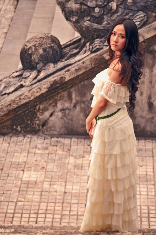 ... và khoe vai trần lấp ló sau bờ tóc.