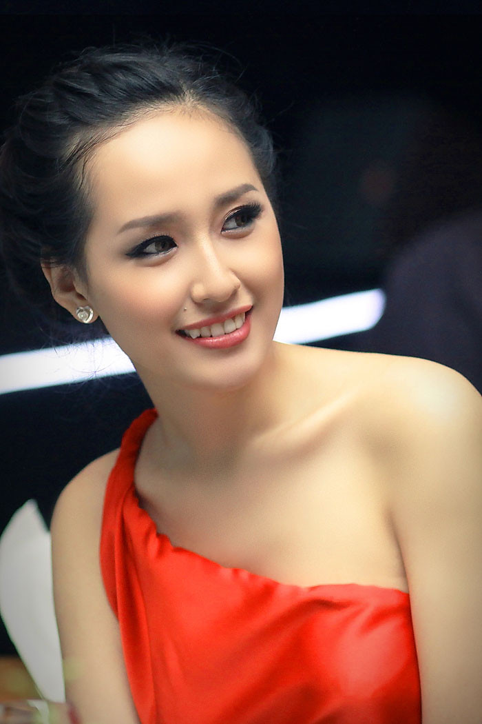 Mai Phương Thúy nuột nà với chiếc váy đỏ khoe vai.