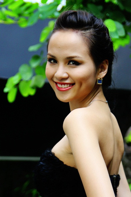 Diễm Hương tươi cười khoe vai trần.