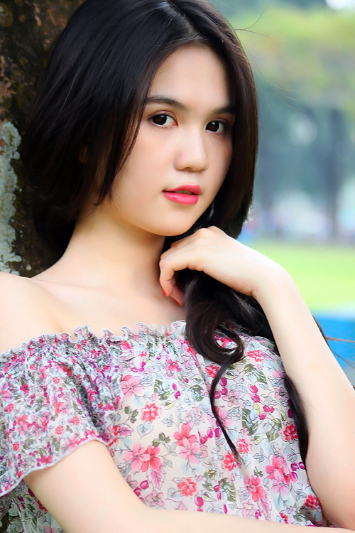 Chính vì thế váy buông vai trần là mẫu thiết kế phù hợp và giúp Ngọc Trinh thêm phần gợi cảm.