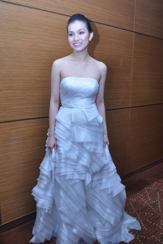 Thùy Lâm thu hút nhiều ánh nhìn ngay khi xuất hiện cùng chiếc váy dạ hội với những xếp gấp tinh tế, ôm sát thân hình ...