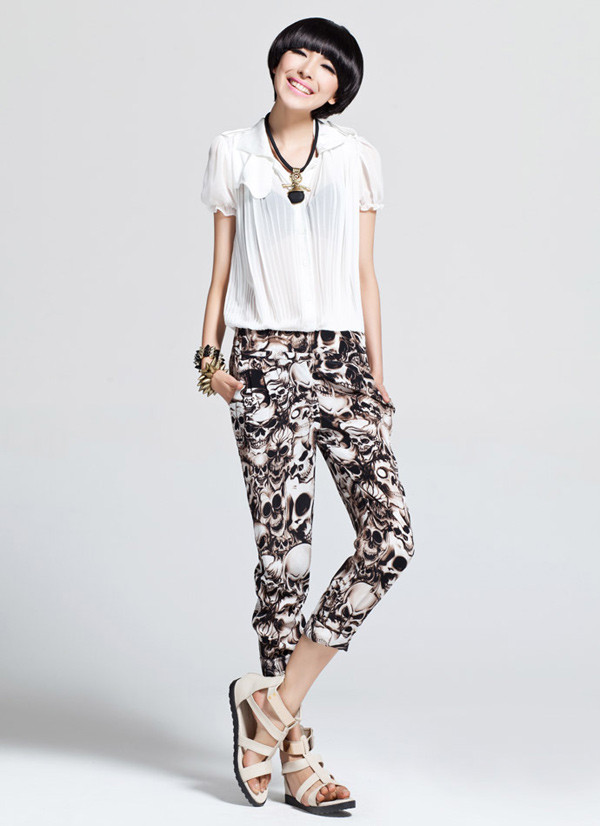 Xem thêm: "Nhức mắt" với trang phục khoe thân của Can Lộ Lộ Xem thêm: "Nhức mắt" với trang phục khoe thân của Can Lộ Lộ