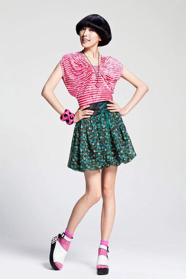 Xem thêm: "Nhức mắt" với trang phục khoe thân của Can Lộ Lộ Xem thêm: "Nhức mắt" với trang phục khoe thân của Can Lộ Lộ